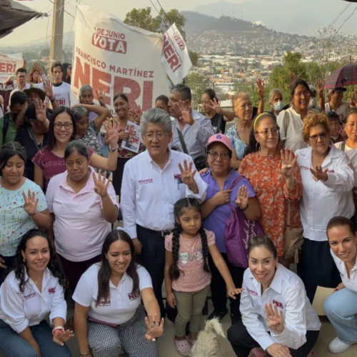 Francisco Martínez Neri, recibe respaldo de la continuidad de su proyecto para Oaxaca durante su visita a San Juan Chapultepec.